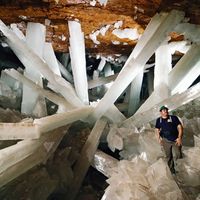 奈卡水晶洞：地下300米长出11米巨柱，为何50万年生长不停