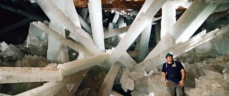 奈卡水晶洞：地下300米长出11米巨柱，为何50万年生长不停