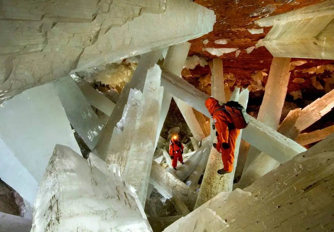 奈卡水晶洞:地下300米长出11米巨柱,为何50万年生长不停