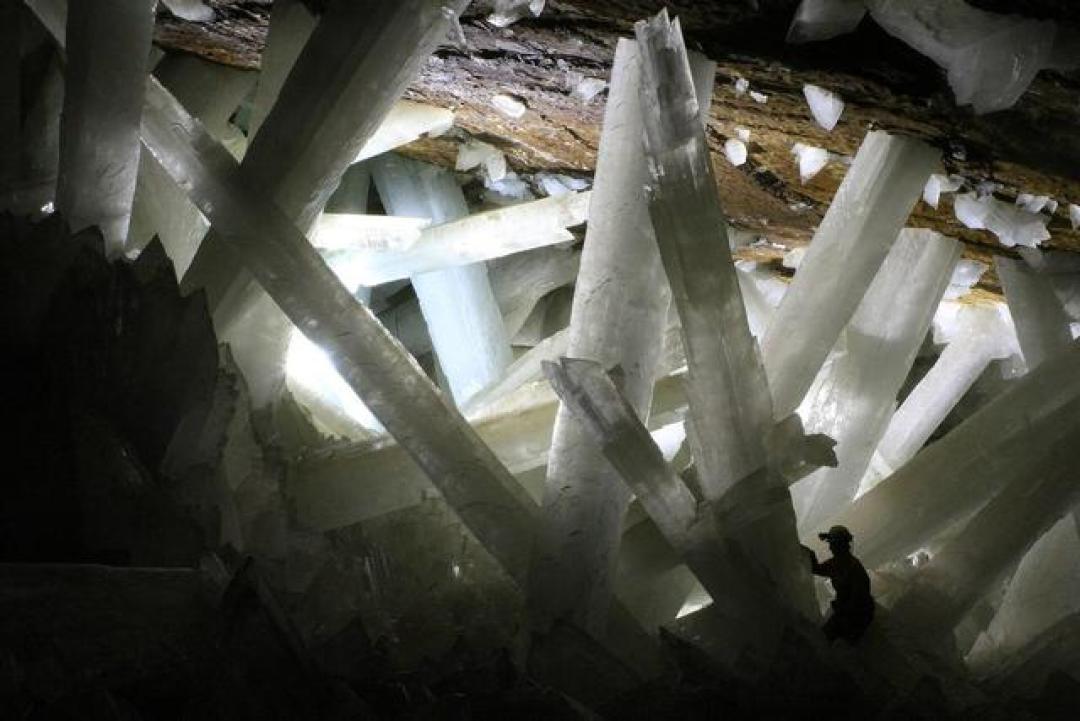 奈卡水晶洞:地下300米长出11米巨柱,为何50万年生长不停