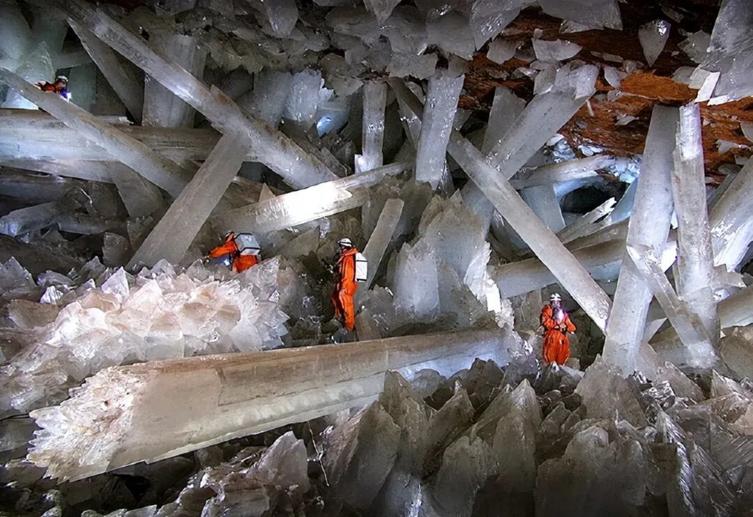 奈卡水晶洞:地下300米长出11米巨柱,为何50万年生长不停