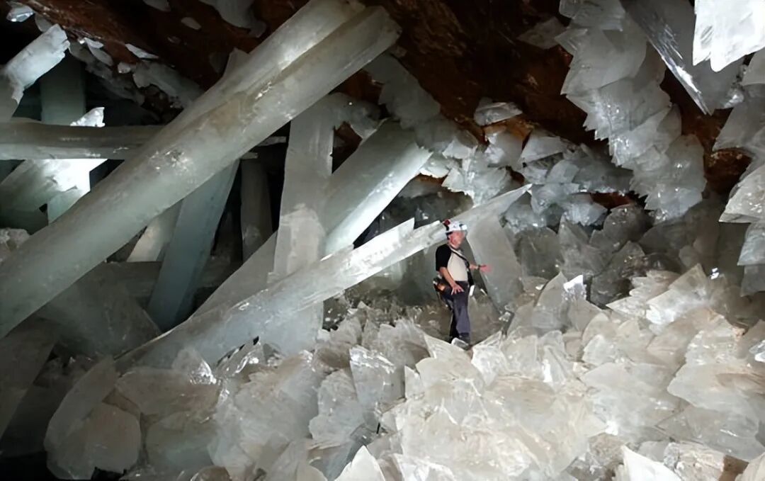 奈卡水晶洞:地下300米长出11米巨柱,为何50万年生长不停
