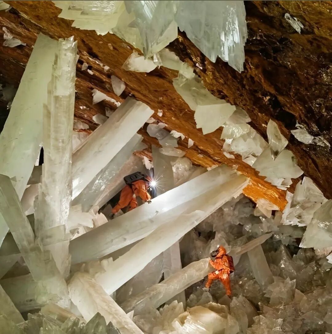 奈卡水晶洞:地下300米长出11米巨柱,为何50万年生长不停