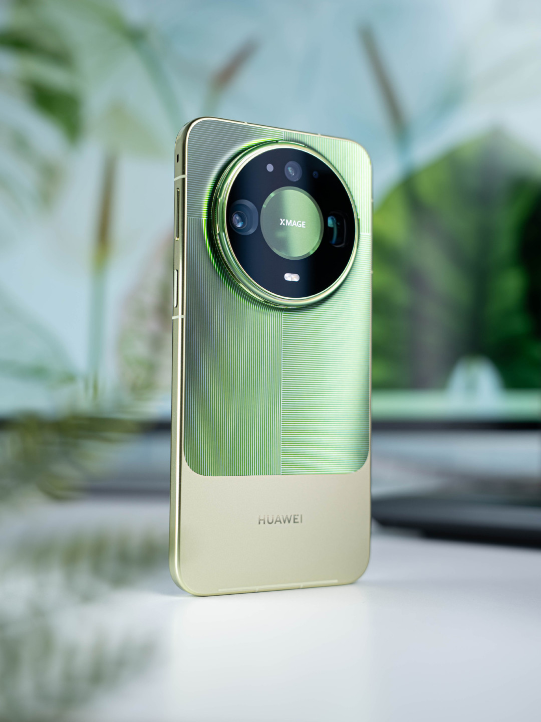 Mate90 四卡三待年底轮到全系:想省掉第二部手机之前,先查你那张副卡办不办得了 eSIM