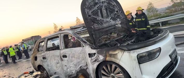 奕境X9遭渣土车追尾起火，车上人是怎么安全撤离的