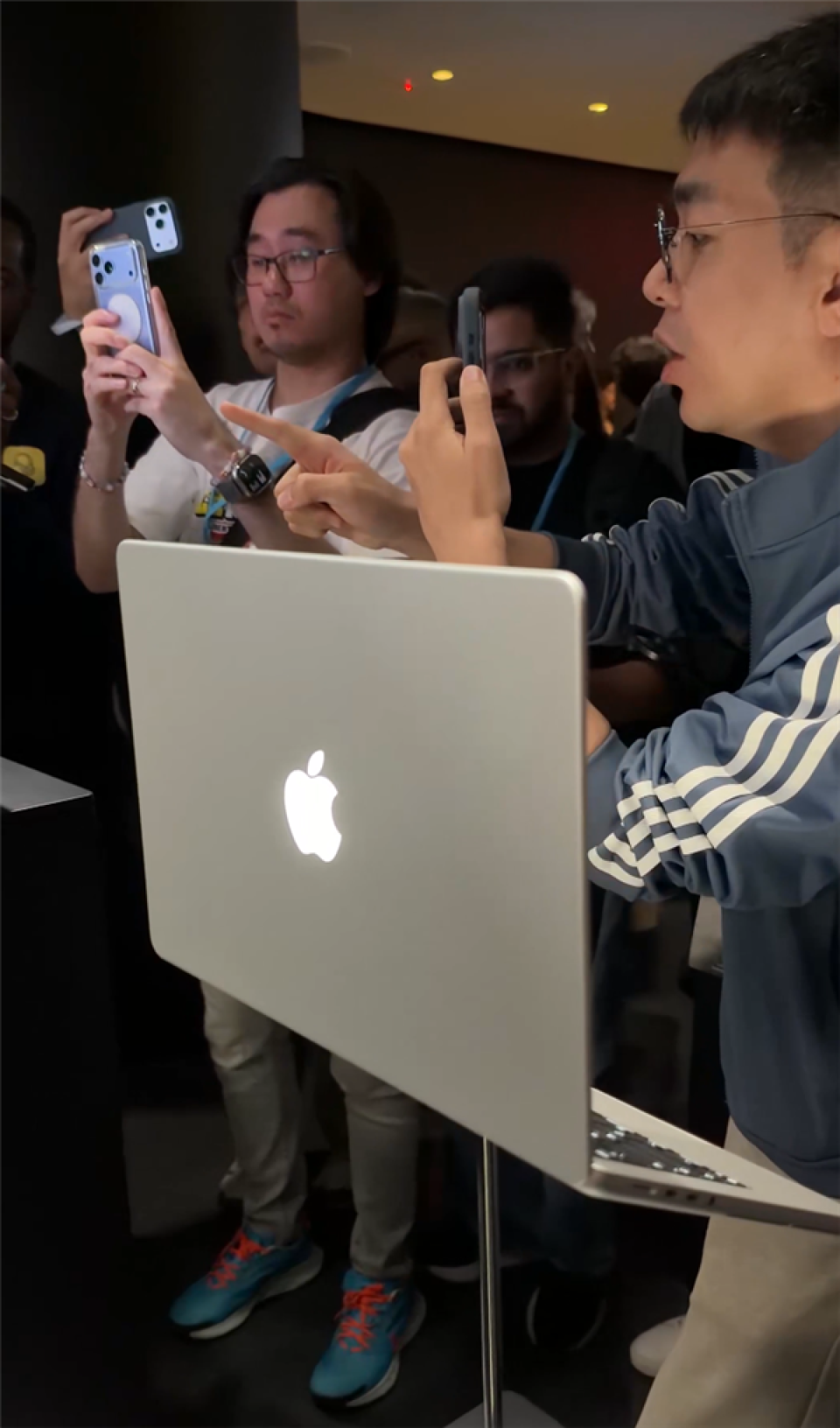 苹果发布首款触控屏MacBook Pro:发光Logo时隔10年回归!