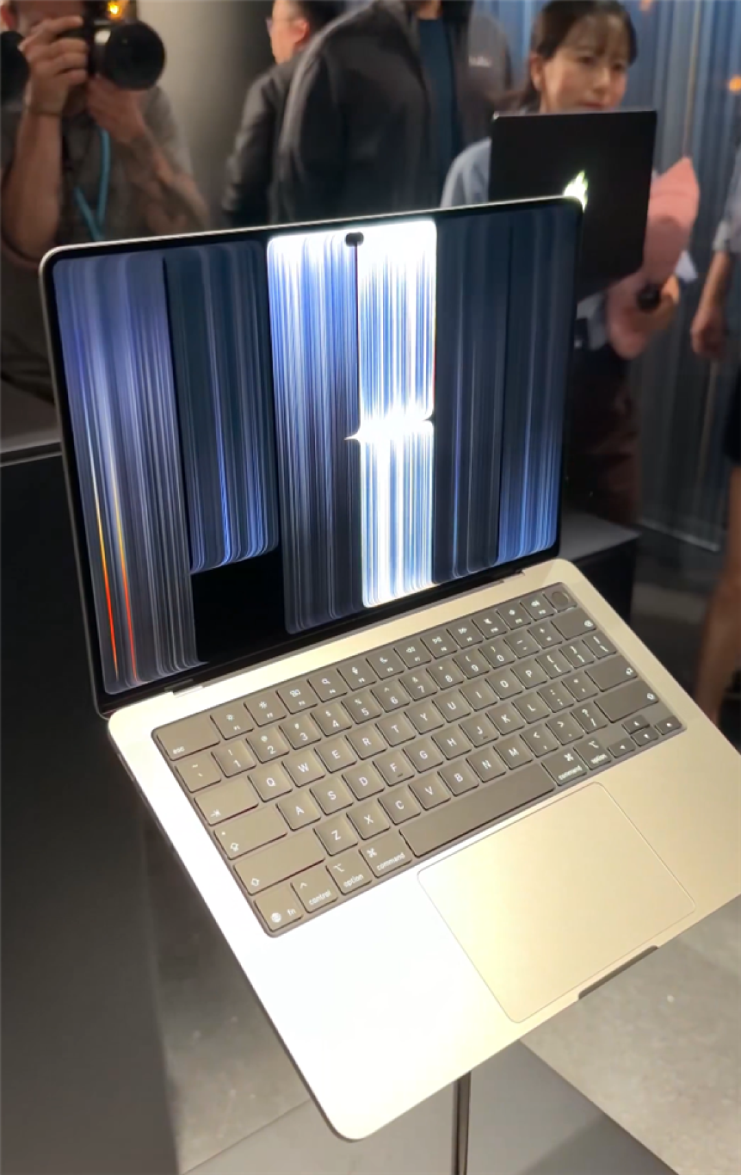 苹果发布首款触控屏MacBook Pro:发光Logo时隔10年回归!