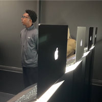 苹果发布首款触控屏MacBook Pro：发光Logo时隔10年回归！
