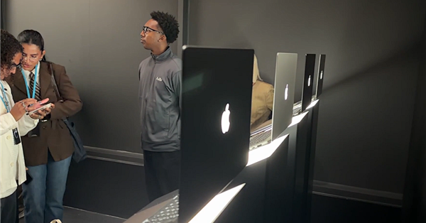 苹果发布首款触控屏MacBook Pro：发光Logo时隔10年回归！