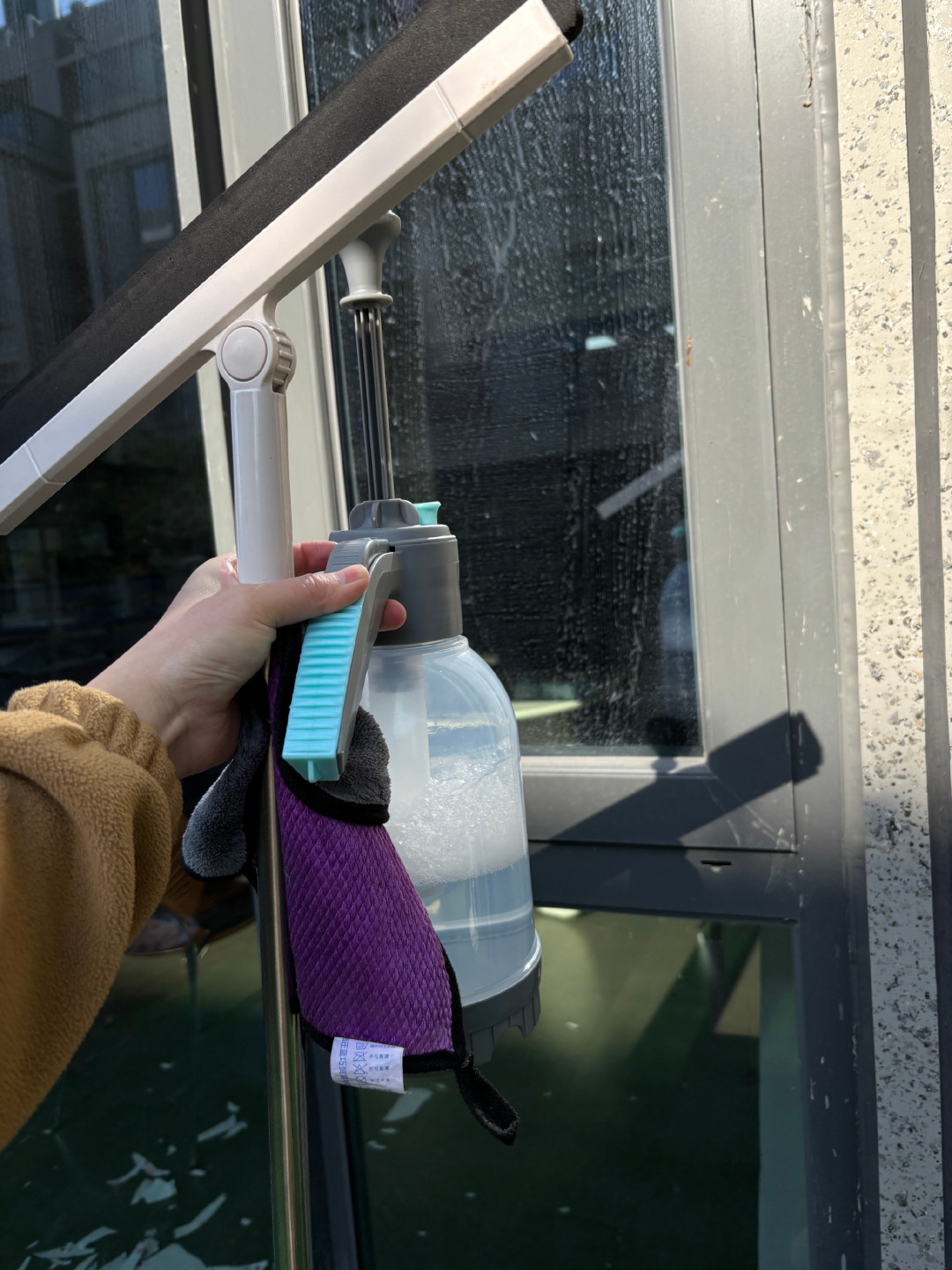 鱼鳞布擦完镜子反而更花?翻完大半年的真实评价才发现:它真不能泡湿了用
