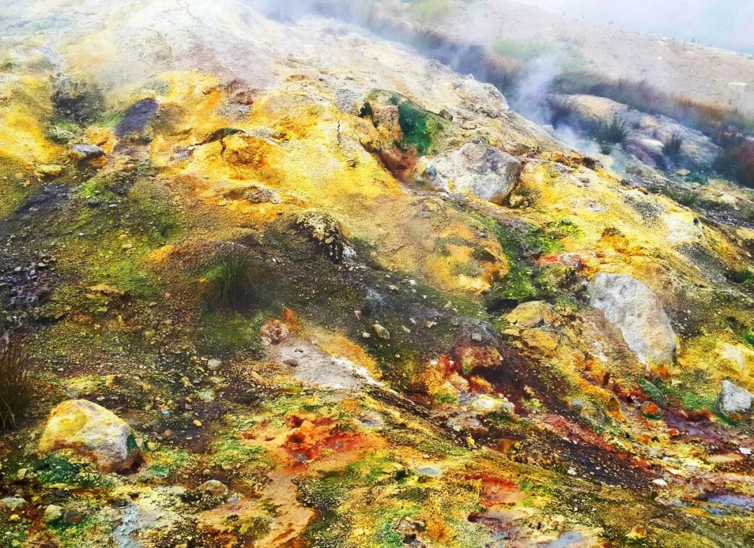 堪察加间歇泉谷：30米沸水柱被泥石流活埋，几年后自己钻了回来