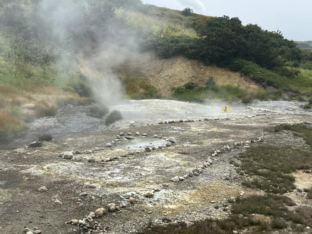 堪察加间歇泉谷：30米沸水柱被泥石流活埋，几年后自己钻了回来