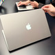新款触屏MacBook Pro售价配置一览：哪个版本最适合普通创作者？
