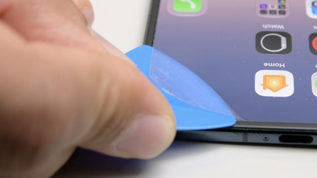iPhone Duo 内屏别撕也别贴膜:那层「纳米纹理」本身是张能换的膜,撕了要 398
