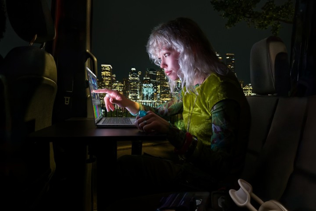 触屏 MacBook Pro 上手体验:变轻变强会发光,凭什么值 11 万?