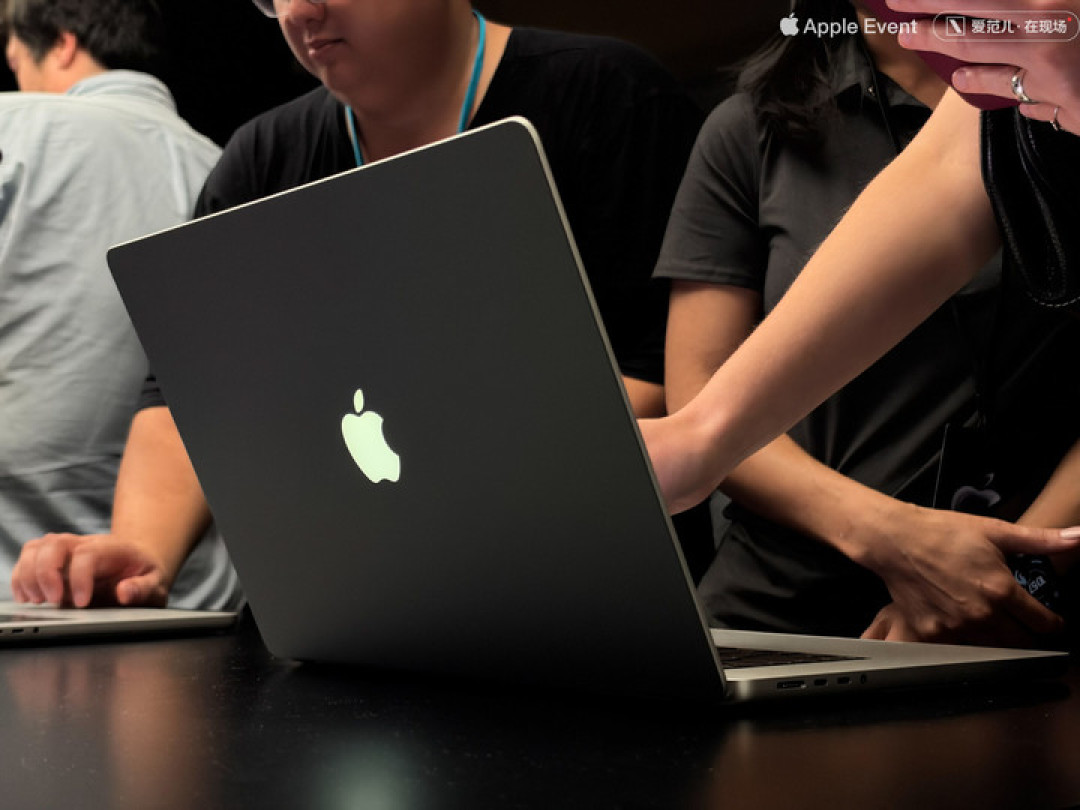 触屏 MacBook Pro 上手体验:变轻变强会发光,凭什么值 11 万?