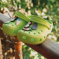 127元的泡芙、146元的暖棉贝雅、569元的瑞幸联名：双11的Crocs，价格裂成三条线