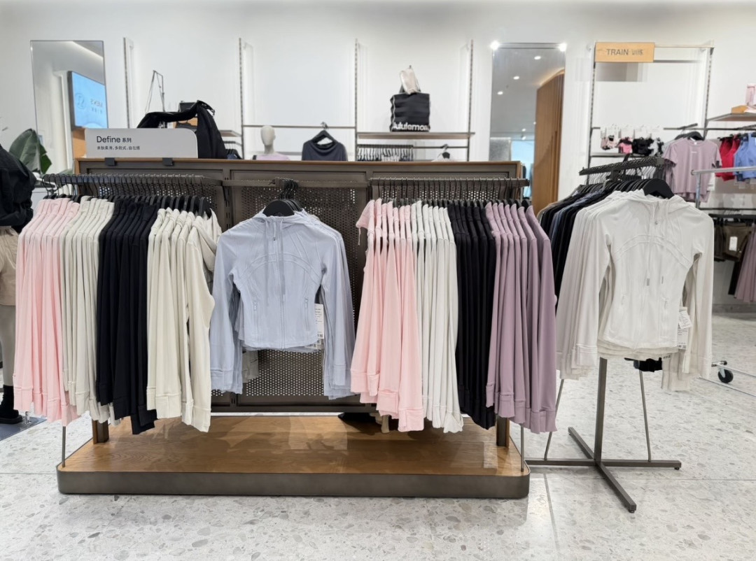 长城上那面鼓,被写进了lululemon的财报电话会:中国内地营收第一次按固定汇率转负