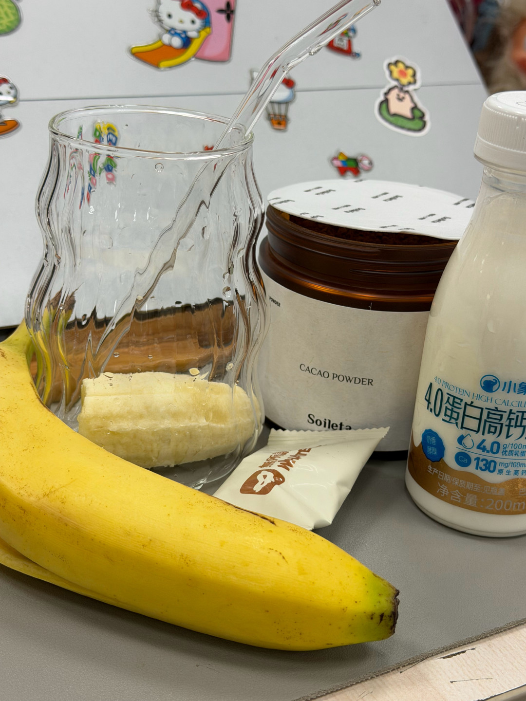 奶茶店排队卖热可可,霸王茶姬24元一杯:入冬第一杯下单前,先把甜度、咖啡因和单杯成本三笔账对清