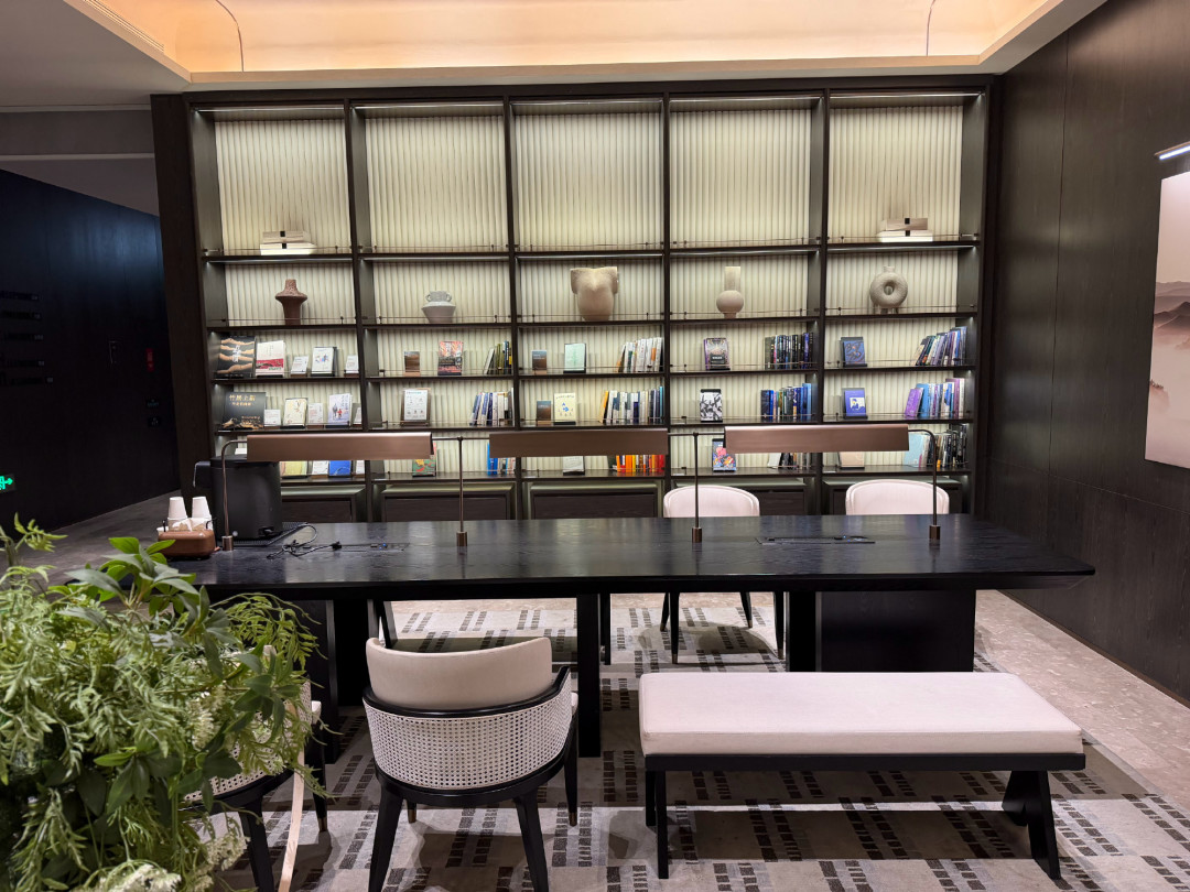 住不住店都能进:亚朵在2000多家酒店里,开了间24小时免费图书馆