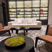 住不住店都能进：亚朵在2000多家酒店里，开了间24小时免费图书馆