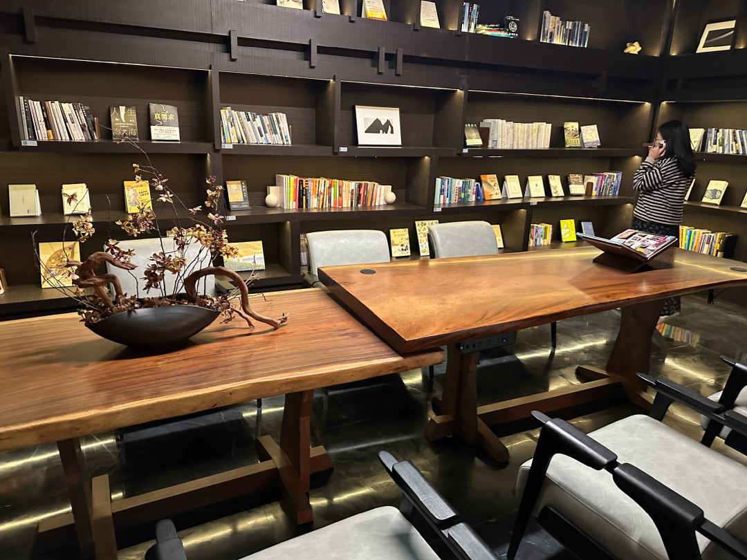 住不住店都能进:亚朵在2000多家酒店里,开了间24小时免费图书馆