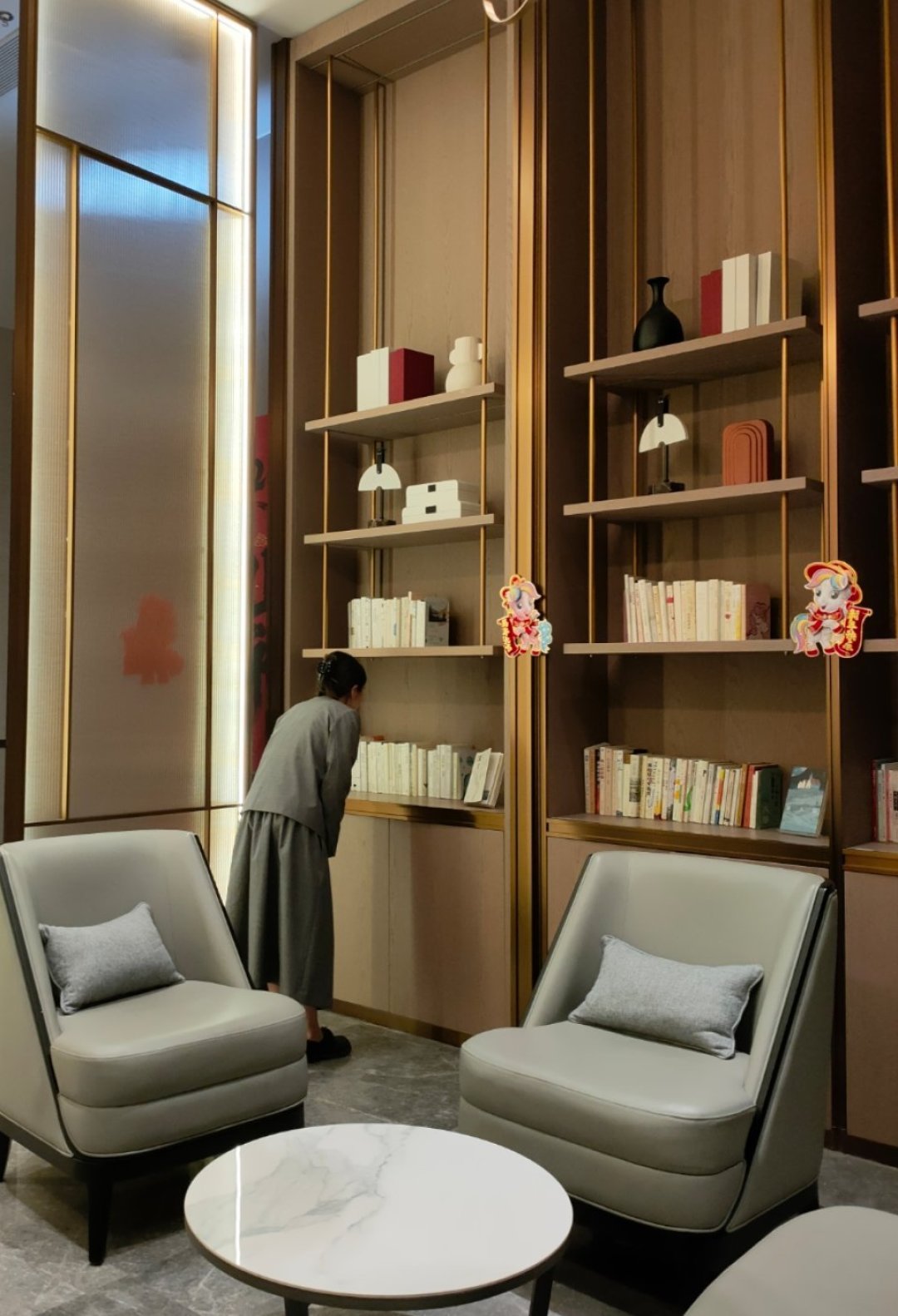 住不住店都能进:亚朵在2000多家酒店里,开了间24小时免费图书馆