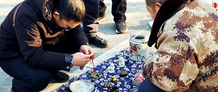 同一种青花碗，80 块到 8 万起拍：新手买瓷的三档价格锚点与一个“水分公式”