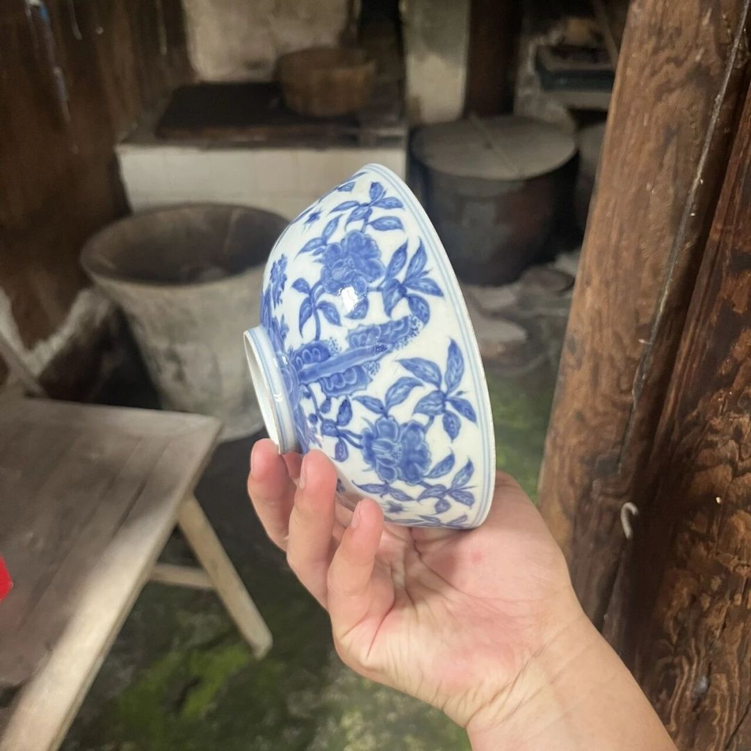 同一种青花碗,80 块到 8 万起拍:新手买瓷的三档价格锚点与一个“水分公式”