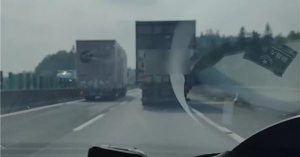 高速上只开33km/h！司机委屈：油门踩大了费油 老板会生气 