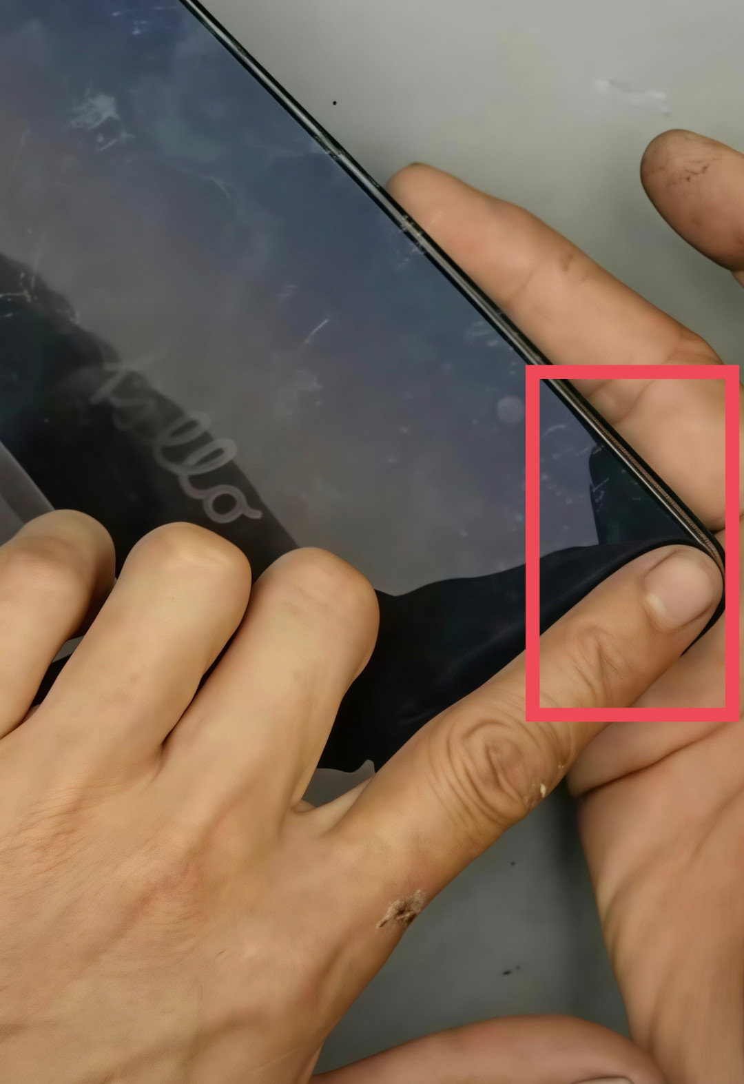 iPhone Duo 的纳米纹理屏被撕成亮面:那层膜别动,一次学费 398
