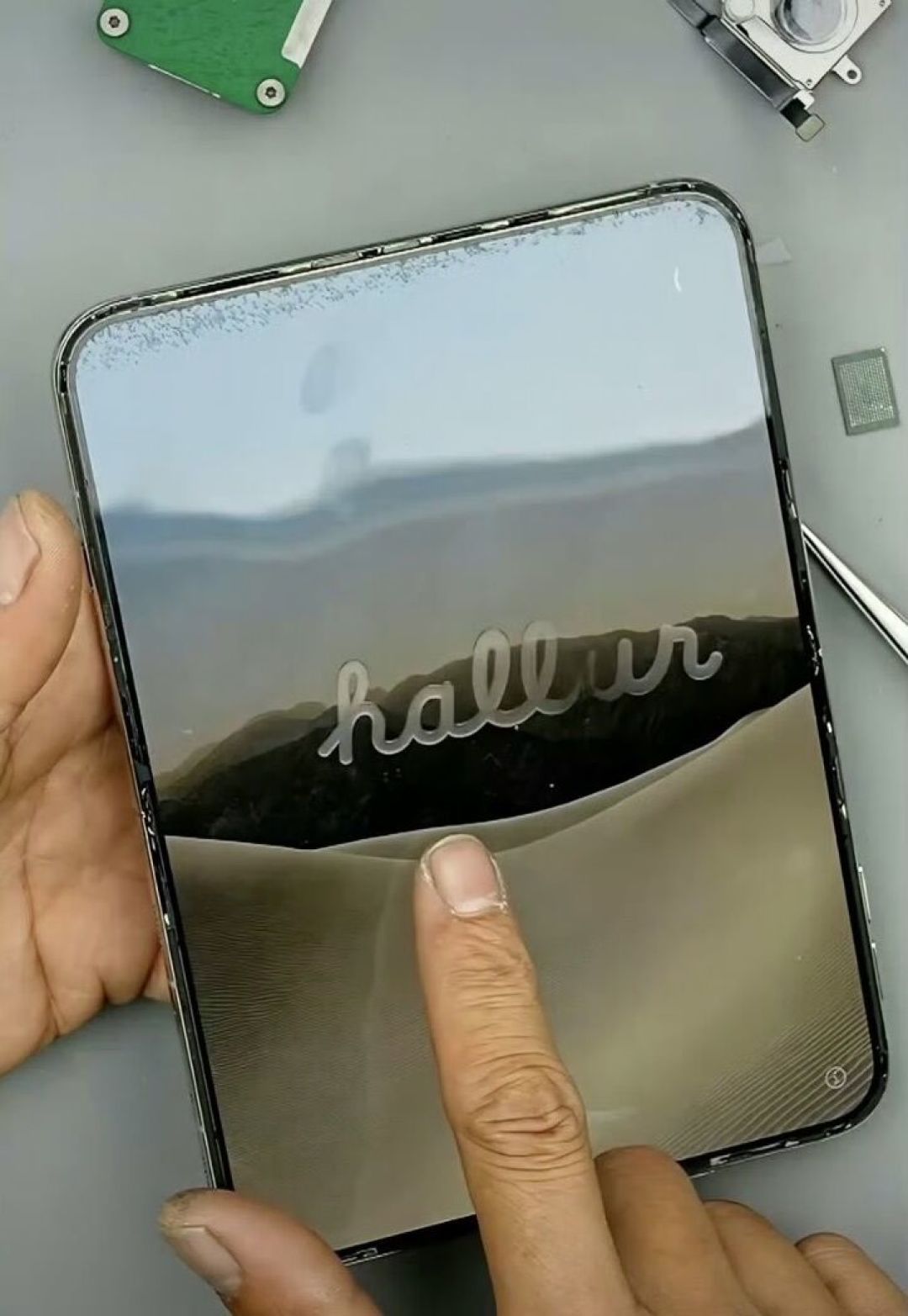 iPhone Duo 的纳米纹理屏被撕成亮面:那层膜别动,一次学费 398