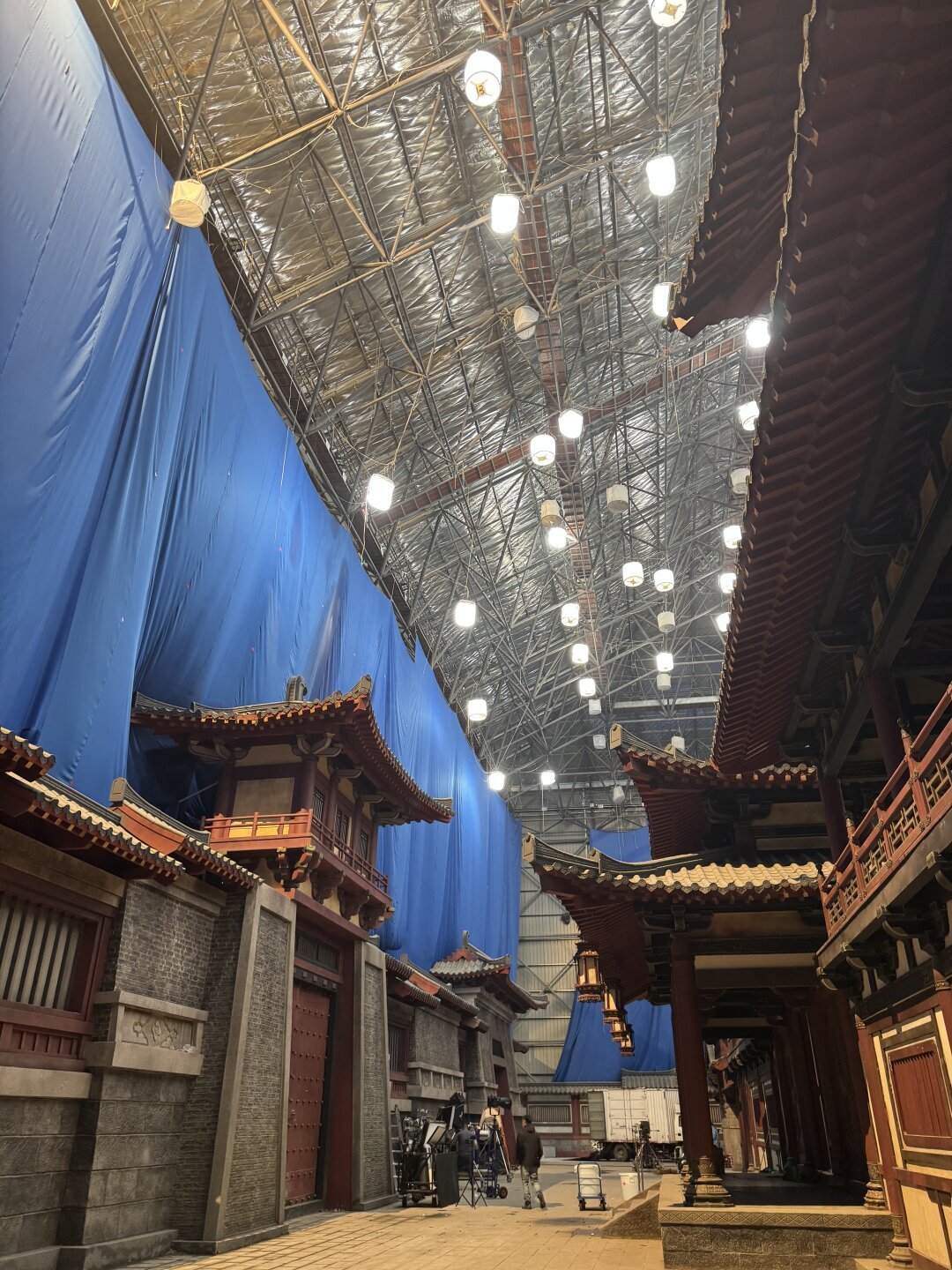 横店和豆包否认15万群演被喂AI:热搜是假的,你的脸有市场价是真的
