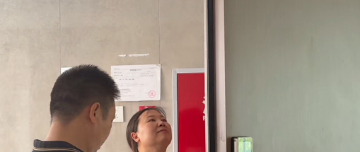 半自动锁开关门，自己手动落锁更稳妥