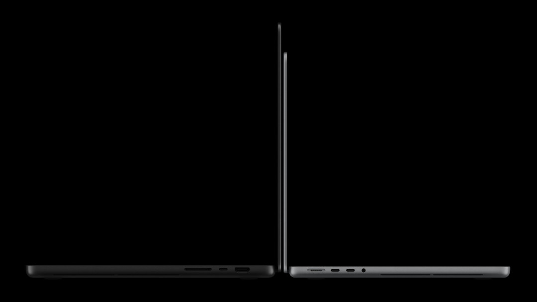 22999 元起,苹果首款触控屏 MacBook Pro 正式发布:能上手了,但键盘和触控板依然是“正宫”