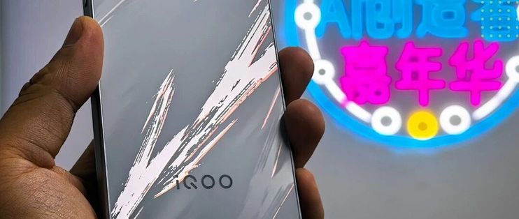 iQOO Neo12 上手：当一台三千元档的手机，开始“不讲道理”用散热风扇
