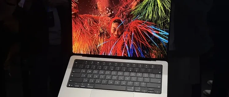 发光Logo回来了！触屏MacBook Pro抢先体验