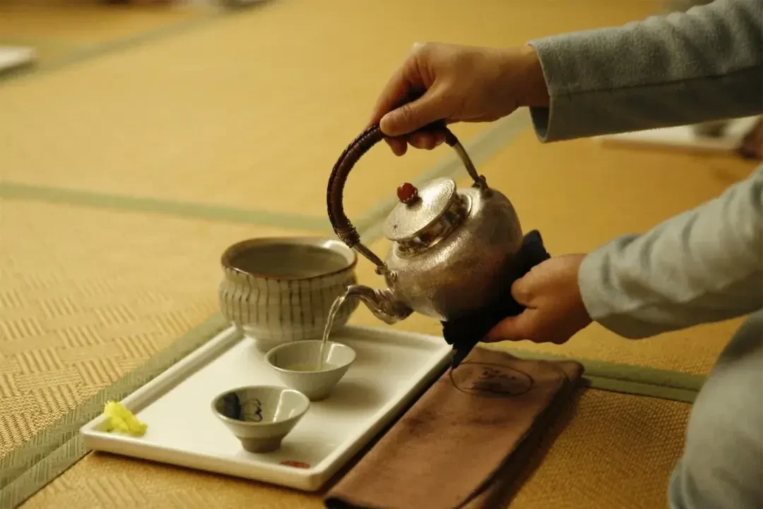 茶席摆满一整套,手却伸不出去:一张小桌,其实只放得下五件