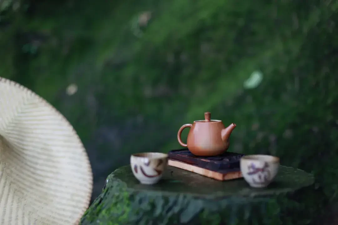 茶席摆满一整套,手却伸不出去:一张小桌,其实只放得下五件