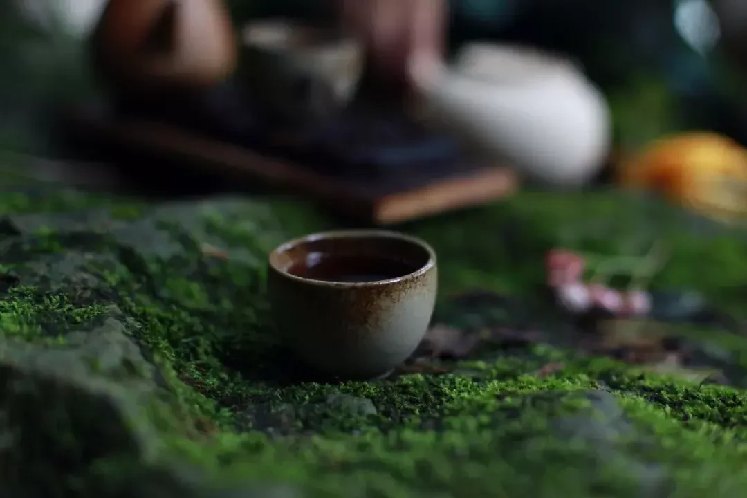 茶席摆满一整套,手却伸不出去:一张小桌,其实只放得下五件