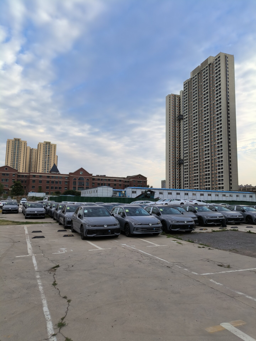 13.5万全款买的车,登记在别人名下:0公里二手车,便宜的那两万是谁出的