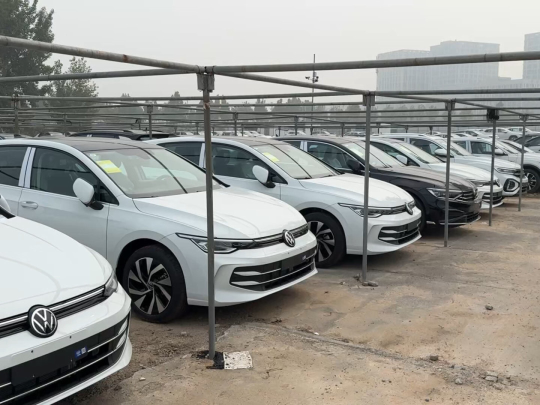 13.5万全款买的车,登记在别人名下:0公里二手车,便宜的那两万是谁出的