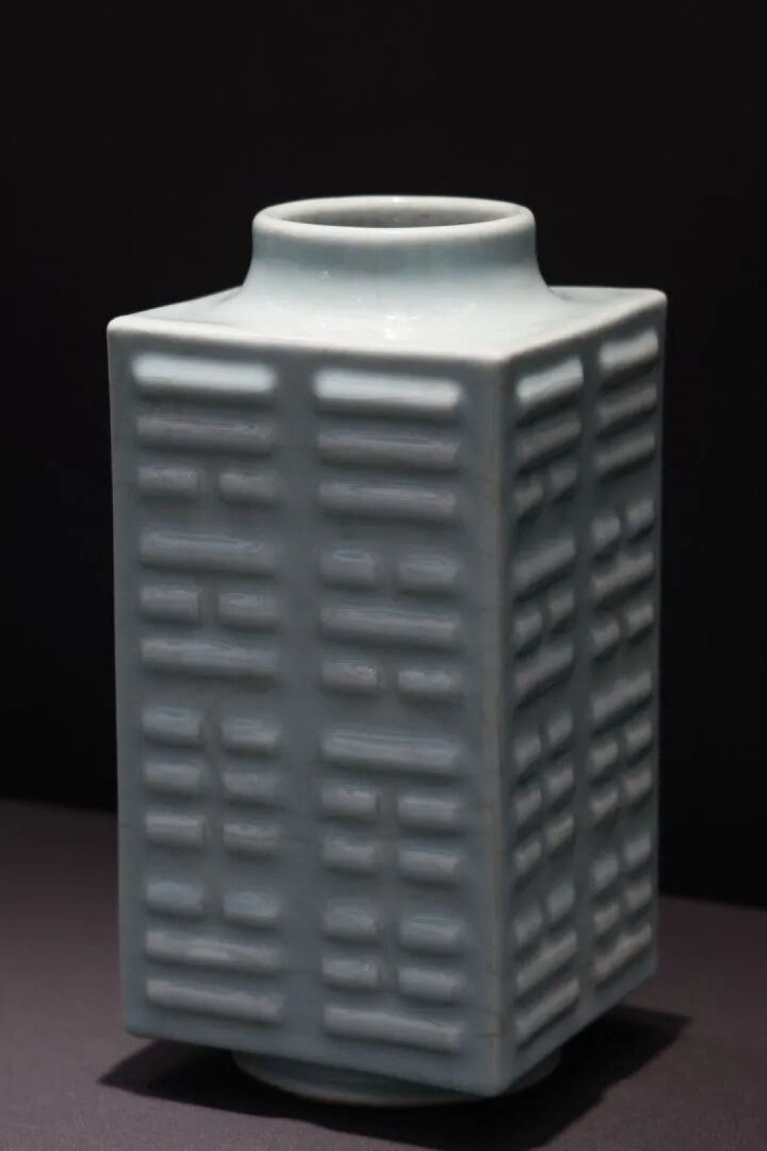 良渚把两件玉琮倒着摆,不是失误:一件为文物,一件为五千年前那笔补刻