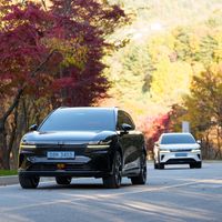 极氪撑起吉利三成收入、7X韩国挂牌上路 | ZEEKR/极氪10.30日报