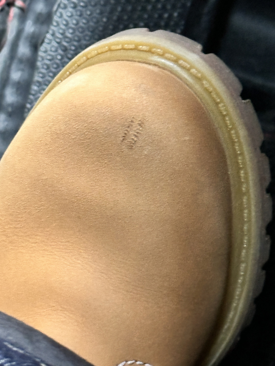 号称踢不烂的大黄靴，开胶了？花185修底就能续命，别急着换新