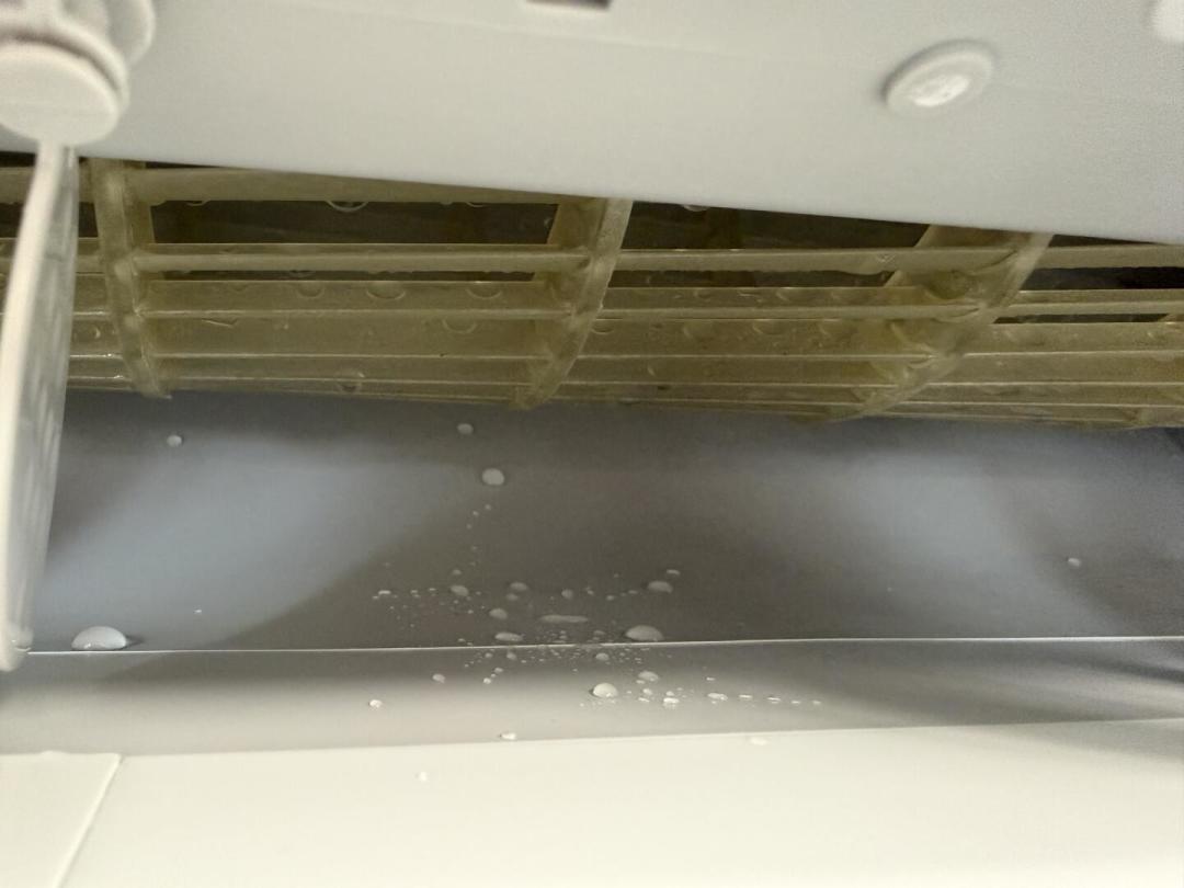 空调制热头回开有焦味？先别报修：多半是灰被烤了，但这3种情况马上断电