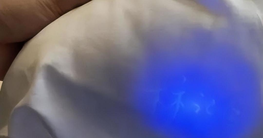 亚朵床单上缝了个胡萝卜:可爱还是遮污渍?真相在评论区