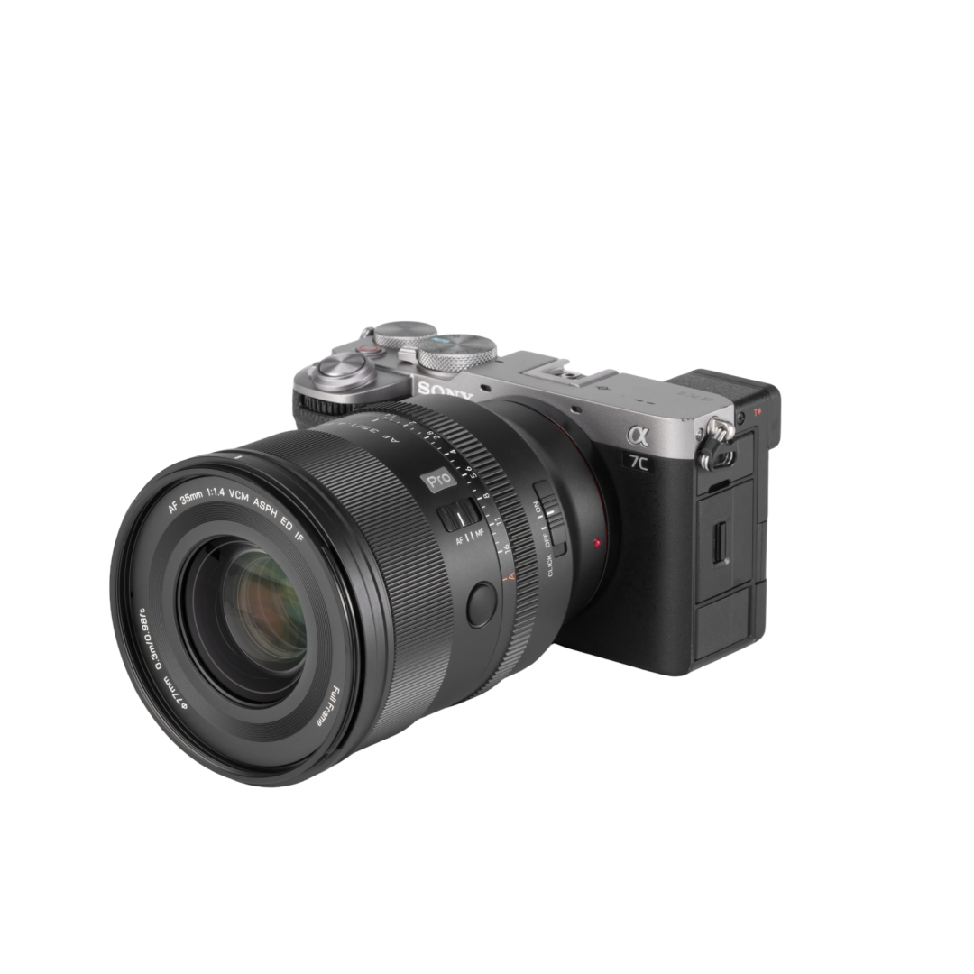 国产自动对焦 35mm F1.4 已有三支：2999、3699、3899，最贵的也最重