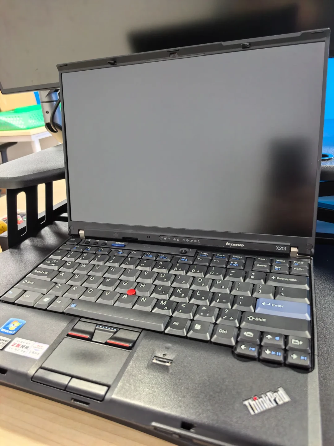 2009 年的 X201 壳子里,装进了一颗 Core Ultra 9
