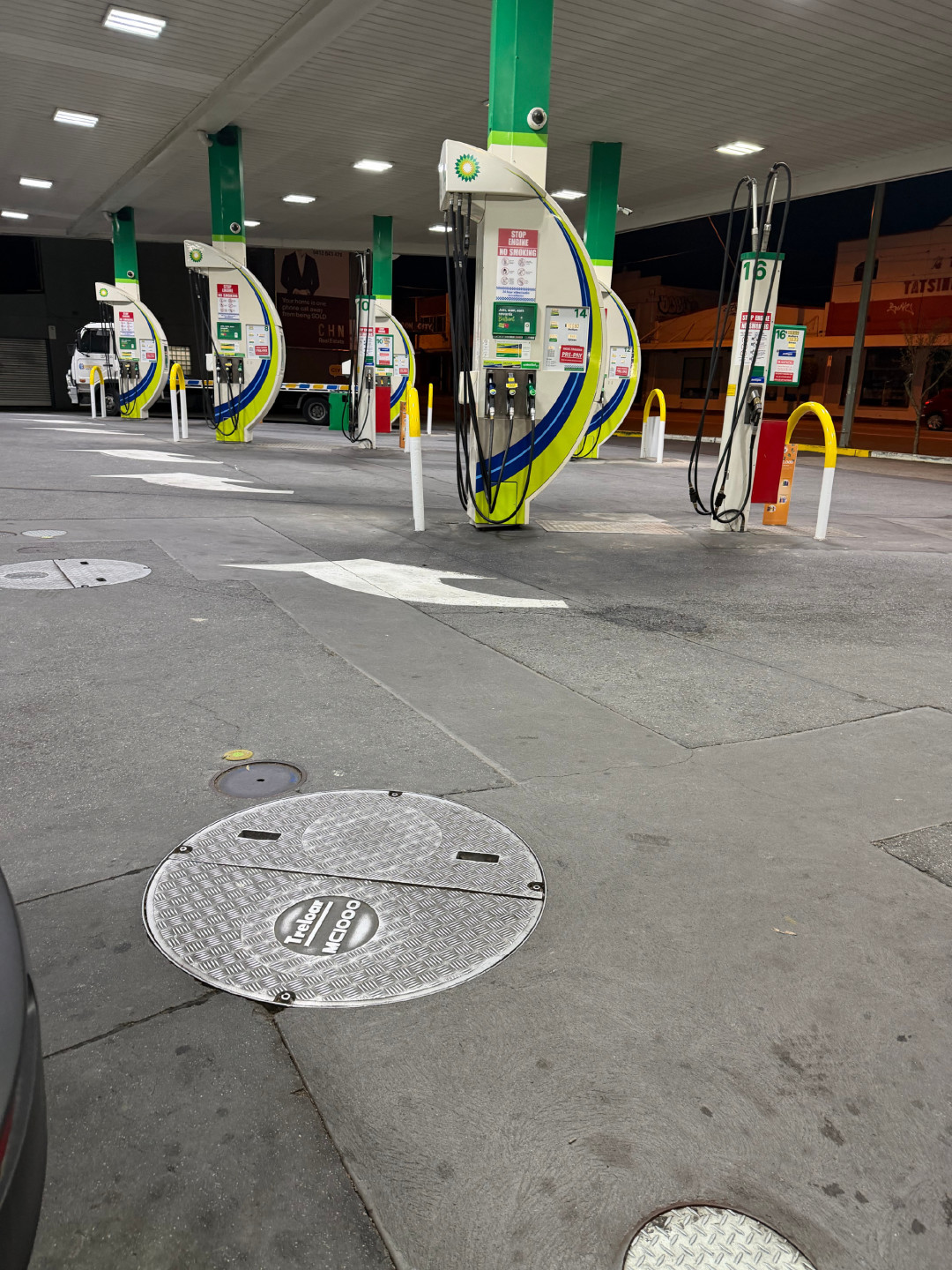 离加油站20米熄火,花350元拖车:油表亮灯后还能跑多远,别拿100公里当保底